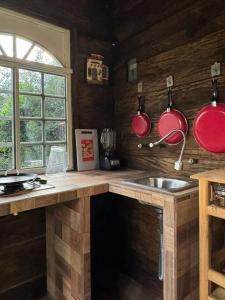 Una cocina o zona de cocina en cabaña en finca cafetalera rancho Beatriz