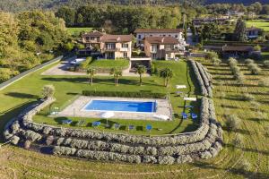 - une vue aérienne sur un domaine avec une piscine dans l'établissement Fiorita Apartments with Shared Pool, à Colico