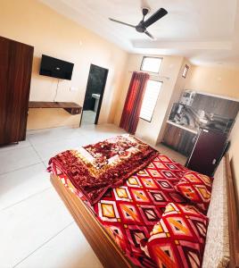 ein Schlafzimmer mit einem großen Bett in einem Zimmer in der Unterkunft SP VILLA -- LPU Law Gate -- Near Jhally Hair Craze Salon & Tattoo in Phagwara