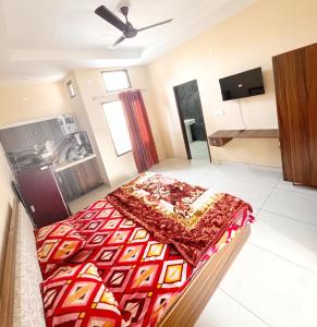 1 Schlafzimmer mit 2 Betten in einem Zimmer in der Unterkunft SP VILLA -- LPU Law Gate -- Near Jhally Hair Craze Salon & Tattoo in Phagwara