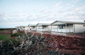 a row of mobile homes in a row at Kalbarri Red Bluff Tourist Park in Kalbarri