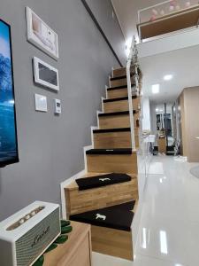 een trap in een kamer met een trap bij Loco House in Incheon