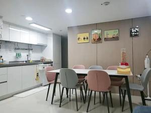 een eetkamer met een tafel en stoelen in een keuken bij Loco House in Incheon