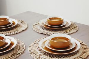 vier kopjes koffie op borden op tafel bij FORR64 - Cosy East Perth Retreat in Perth