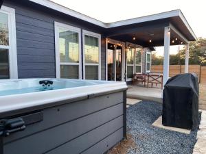 uma casa com uma banheira de hidromassagem em frente em Hill Country Retreat em Lago Vista