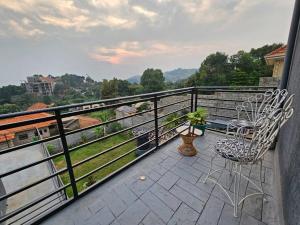 En balkon eller terrasse på Ripple House on the Bay, hill top villa with views