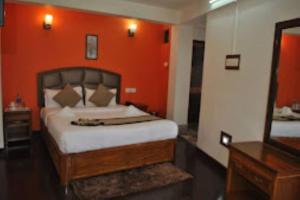 Een bed of bedden in een kamer bij Hotel Kasturi Palace & Restaurant Darjeeling