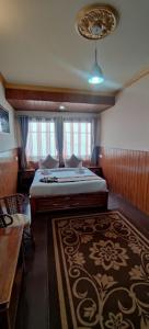 een slaapkamer met een bed en een groot tapijt bij Hotel Kasturi Palace & Restaurant Darjeeling in Darjeeling