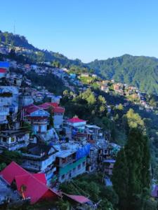 een groep gebouwen op de top van een berg bij Hotel Kasturi Palace & Restaurant Darjeeling in Darjeeling