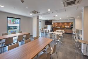 a restaurant with tables and chairs and a kitchen at City Express by Marriott Lazaro Cardenas in Lázaro Cárdenas