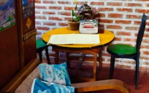 una mesa amarilla con una silla y una mesa con una planta en Koilee Homestead by StayApart, en Darjeeling
