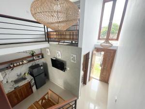 - une vue sur la cuisine dans une maison dans l'établissement LaKalena Private Villa Bali, à Ketewel