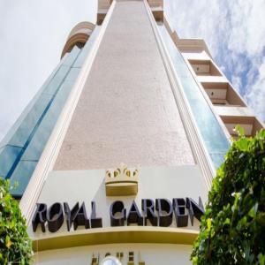 Royal Garden Hotel في أوزاميس: مبنى عليه لوحة حارس ملكي