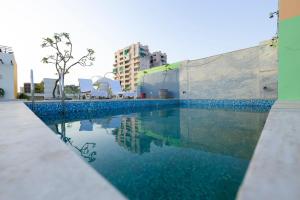 בריכת השחייה שנמצאת ב-Hotel Sahibs Lighthouse - Rooftop Swimming Pool או באזור