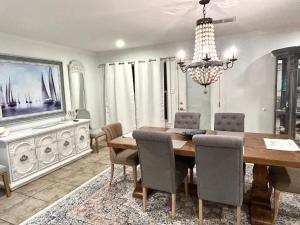 uma sala de jantar com uma mesa e cadeiras e um lustre em 4/3 Home Centrally Located, beach, casino, airport, dining, golfing, shopping, entertainment em Gulfport