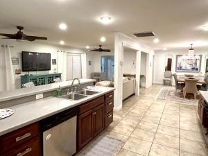 uma cozinha com um lavatório e uma sala de estar em 4/3 Home Centrally Located, beach, casino, airport, dining, golfing, shopping, entertainment em Gulfport