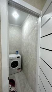ウラリスクにある1 ком квартира ТД Астанаのランドリールーム(洗濯機、乾燥機付)