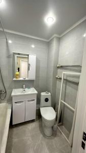 uma casa de banho com um WC, um lavatório e um chuveiro em 1 ком квартира ТД Астана em Oral