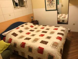 Bett mit einer Decke auf dem Zimmer in der Unterkunft Anthea Rooms in Split