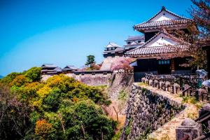 媛楽園 松山中心地及び道後温泉に近い家族やグループ旅行の多人数が泊まれる快適な宿外面的花园