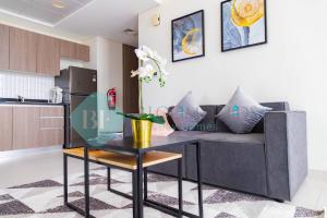 - un salon avec un canapé et une table dans l'établissement 308-magnificent Studio Raha View, à Abu Dhabi