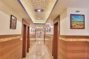 pasillo de un hospital con suelo de madera y techo en FabHotel Prime Candlewood by A plus Hospitality en Udaipur