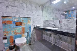 FabHotel Prime Candlewood by A plus Hospitality في أودايبور: حمام مع مرحاض ومغسلة