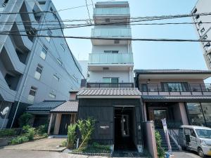 un edificio en medio de dos edificios en Rakuten STAY Hakata Gion 202 - Rakuten Ichiba Collaboration Room -, en Fukuoka