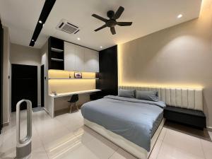 1 dormitorio con cama y escritorio en Luxe J Homestay, en Taiping