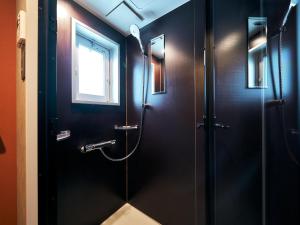 uma casa de banho com um chuveiro e uma porta de vidro em Rakuten STAY Hakata Gion 202 - Rakuten Ichiba Collaboration Room - em Fukuoka