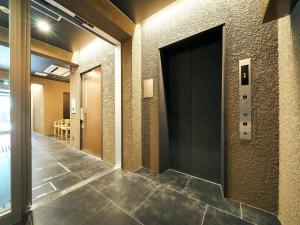 福岡的住宿－Rakuten STAY Hakata Gion 502 Deluxe Room，大楼内带门的走廊