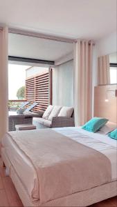 En eller flere senge i et værelse på RIVIERA Appart'hôtel Panoramique