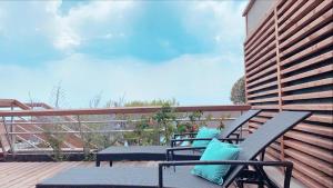 RIVIERA Appart'hôtel Panoramique في كاب دايل: كرسيين وطاولة على شرفة