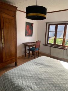 Chambres de Scavet في تريجيه: غرفة نوم بسرير وطاولة وكرسي