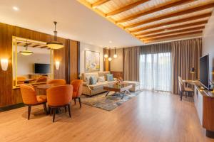 TV a/nebo společenská místnost v ubytování Radisson Blu Resort Dharamshala