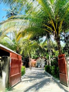 Taman di luar Kuta Garden Guesthouse