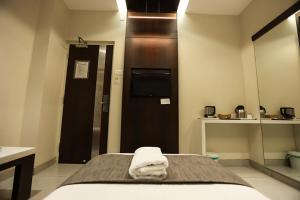 Postel nebo postele na pokoji v ubytování Sree Sakthi Residency
