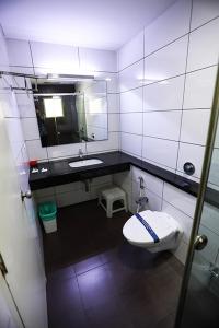 Et badeværelse på Sree Sakthi Residency
