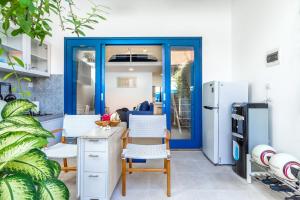 水明漾‎的住宿－The Blue Loft Seminyak free scooter，厨房配有2把椅子、书桌和冰箱
