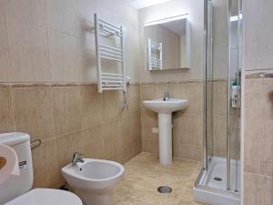 a bathroom with a toilet and a sink and a shower at Casa Lilla - Ideal for couples in Los Alcázares