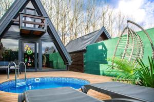 Casa con piscina y parque infantil en B&B Sapanca, en Sapanca