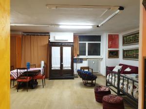 Zimmer mit 2 Etagenbetten sowie einem Tisch und Stühlen in der Unterkunft Laya Valentina in Turin