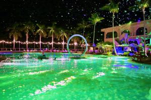una piscina por la noche con un objeto circular en el agua en Coral Ocean Resort, en Saipán