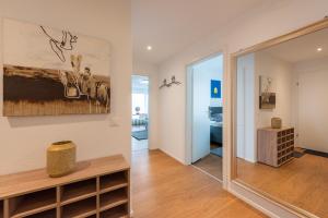 uma sala de estar com um espelho e um corredor em Möblierte Zimmer - gratis Parkplatz em Berna