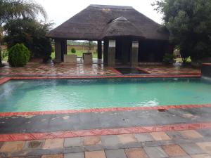 uma piscina com um gazebo em Loding Lodge em Loding