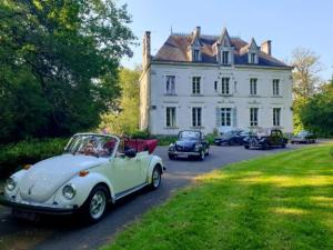 un groupe de voitures garées devant une maison dans l'établissement Manoir près de La Baule, à Saint-Lyphard