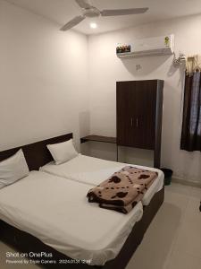 een slaapkamer met 2 bedden in een kamer bij Durga Pride in Kurnool