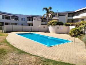 an empty swimming pool in front of a building at Surfside Sunset in Safety Bay