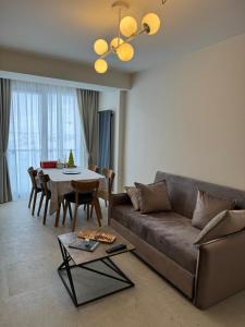 ein Wohnzimmer mit einem Sofa und einem Tisch in der Unterkunft Cozy one bedroom apartment in New Gudauri in Gudauri