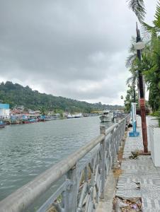 Blick auf einen Fluss mit Booten darauf in der Unterkunft SECOND HOPE LODGE in Padang